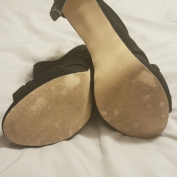 🎀New Listing!! Black leather Heels - Picture 4 of 6